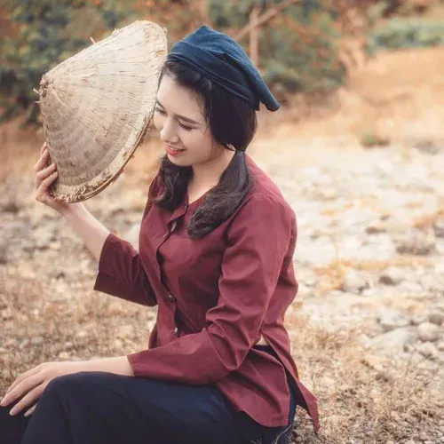 Hình ảnh cô gái quê mộc mạc bên cánh đồng hoa dại Hình ảnh cô gái quê mộc mạc bên cánh đồng hoa dại