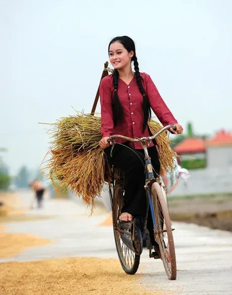 Hình ảnh cô gái quê giản dị ngồi bên bờ sông thơ mộng Hình ảnh cô gái quê giản dị ngồi bên bờ sông thơ mộng