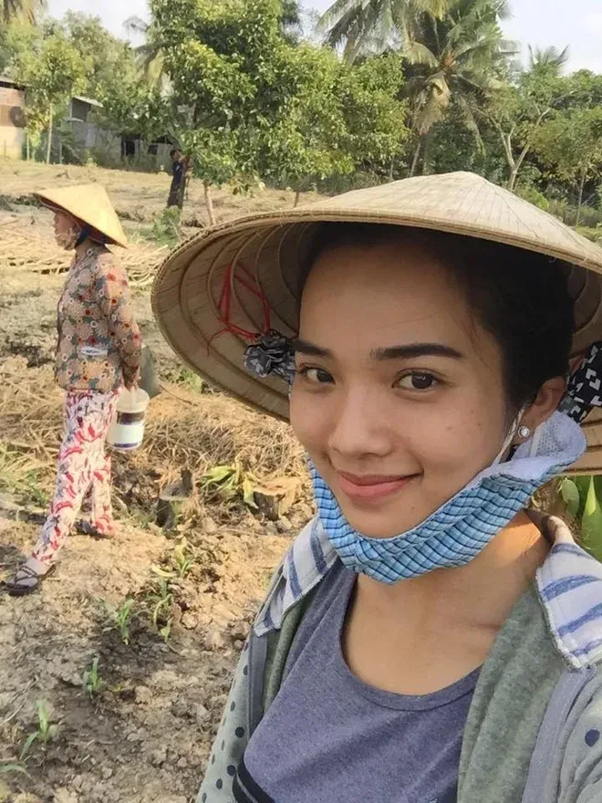 Bức ảnh cô gái quê giản dị bên cây cầu tre nhỏ Bức ảnh cô gái quê giản dị bên cây cầu tre nhỏ