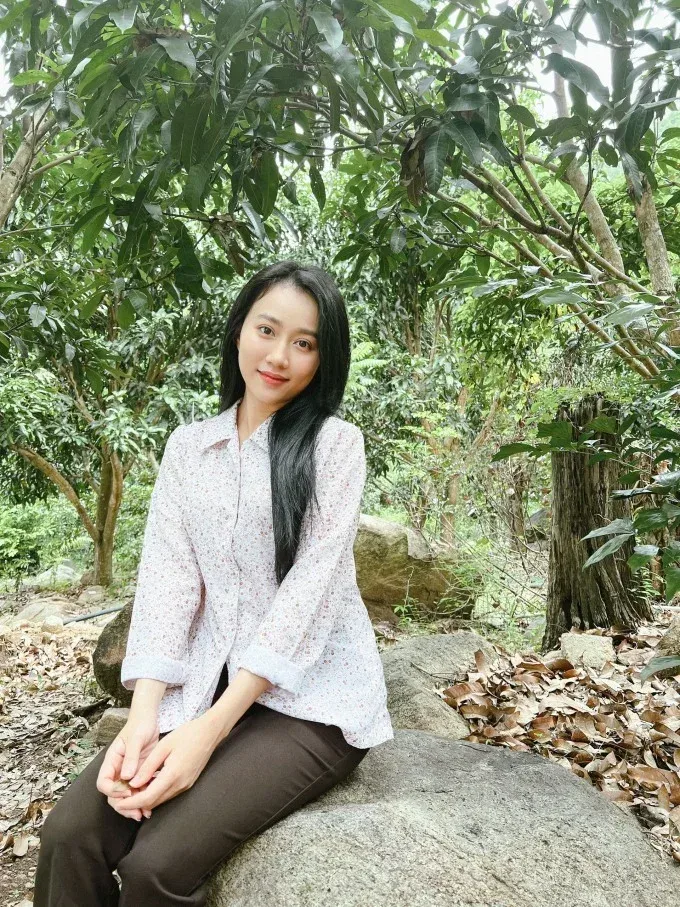 Cô gái quê giản dị trong bộ trang phục bà ba truyền thống Cô gái quê giản dị trong bộ trang phục bà ba truyền thống