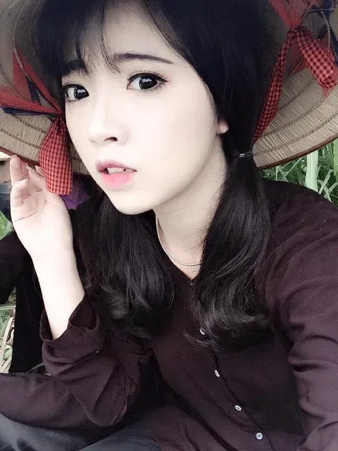 Hình ảnh thiếu nữ làng quê với chiếc giỏ tre bên đồng sen Hình ảnh thiếu nữ làng quê với chiếc giỏ tre bên đồng sen