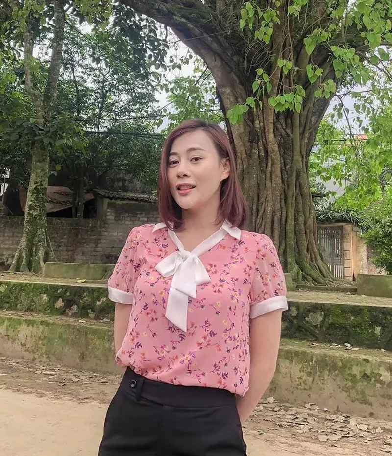 Nụ cười hiền hòa của cô gái quê bên mái nhà tranh Nụ cười hiền hòa của cô gái quê bên mái nhà tranh