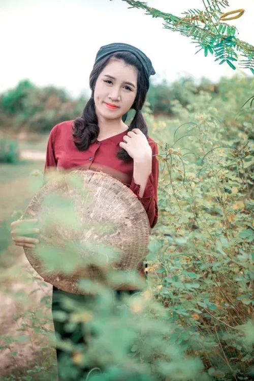 Cô gái quê giản dị trong khoảnh khắc thảnh thơi giữa cánh đồng Cô gái quê giản dị trong khoảnh khắc thảnh thơi giữa cánh đồng