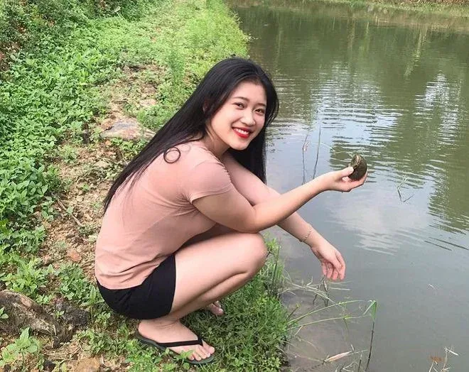 Cô gái quê giản dị bên cối xay gió quê nhà Cô gái quê giản dị bên cối xay gió quê nhà