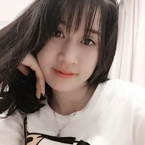 Cô gái quê giản dị với nụ cười thân thiện bên bếp lửa Cô gái quê giản dị với nụ cười thân thiện bên bếp lửa
