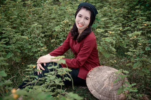 Bức ảnh cô gái quê giản dị bên chum nước cổ Bức ảnh cô gái quê giản dị bên chum nước cổ