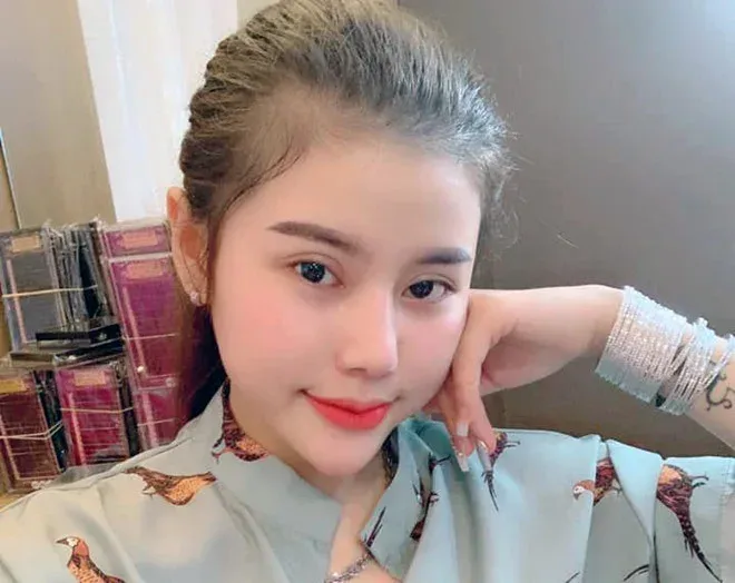Vẻ đẹp mộc mạc của thiếu nữ làng quê bên đồng hoa cải Vẻ đẹp mộc mạc của thiếu nữ làng quê bên đồng hoa cải