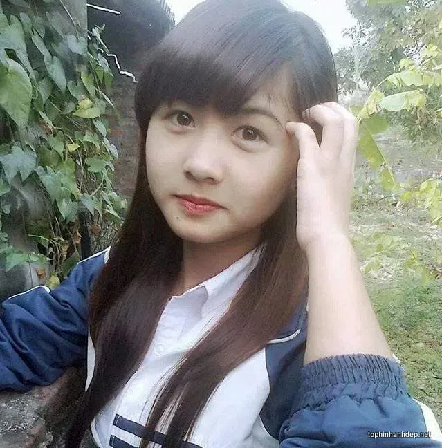 Cô gái quê giản dị ngồi khâu vá bên hiên nhà Cô gái quê giản dị ngồi khâu vá bên hiên nhà