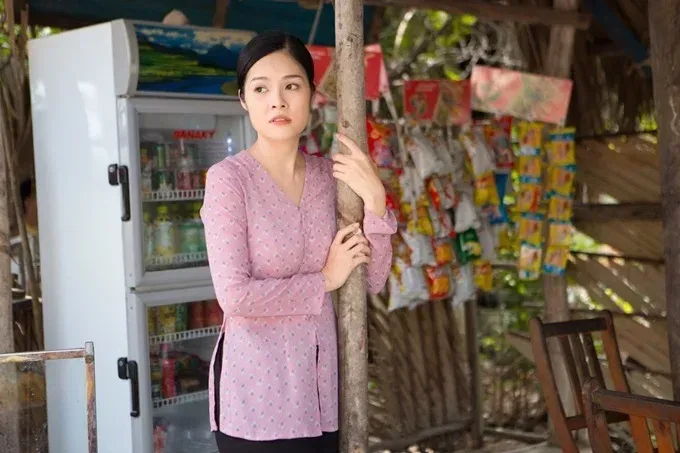 Hình ảnh thiếu nữ làng quê giữa vườn trái cây trĩu quả Hình ảnh thiếu nữ làng quê giữa vườn trái cây trĩu quả