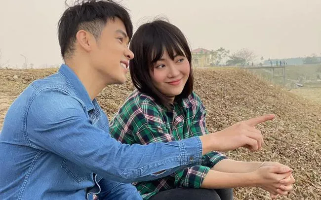 Cô gái quê giản dị với mái tóc buộc gọn gàng Cô gái quê giản dị với mái tóc buộc gọn gàng
