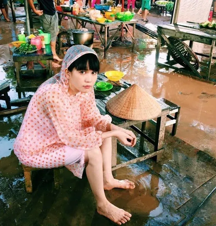 Vẻ đẹp trong trẻo của cô gái quê dưới tán cây râm mát Vẻ đẹp trong trẻo của cô gái quê dưới tán cây râm mát