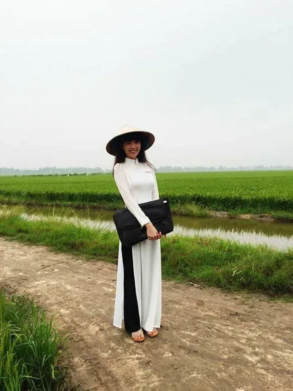 Cô gái quê giản dị bên bờ ao với đôi mắt trong veo Cô gái quê giản dị bên bờ ao với đôi mắt trong veo