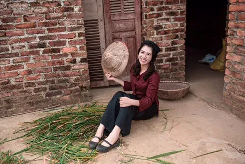 Nét đẹp tự nhiên của cô gái quê giữa cảnh làng quê thanh bình Nét đẹp tự nhiên của cô gái quê giữa cảnh làng quê thanh bình