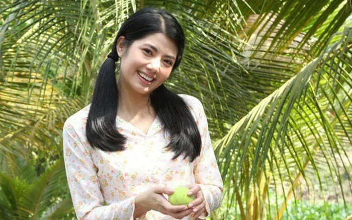 Hình ảnh cô gái quê giản dị bên đống rơm vàng Hình ảnh cô gái quê giản dị bên đống rơm vàng