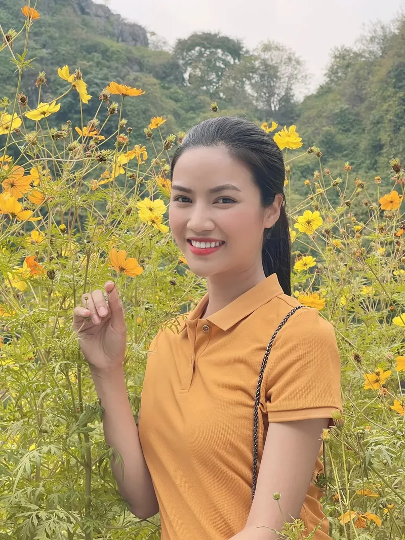 Nét duyên dáng của cô gái quê bên dòng sông quê hương Nét duyên dáng của cô gái quê bên dòng sông quê hương