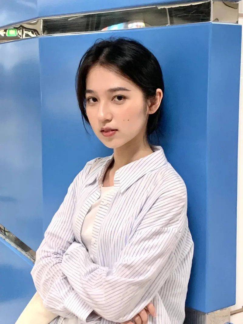 Gái trung ngầu với vẻ đẹp pha chút nổi loạn Gái trung ngầu với vẻ đẹp pha chút nổi loạn