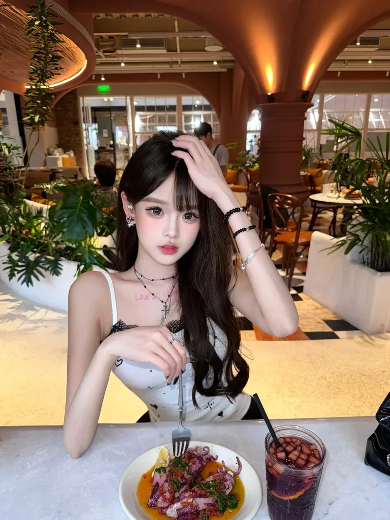 Gái trung ngầu và phong cách tối giản đầy cuốn hút Gái trung ngầu và phong cách tối giản đầy cuốn hút