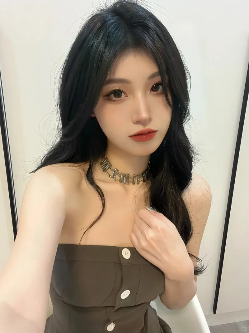 Phong cách cool ngầu của gái trung ngầu bên góc phố Phong cách cool ngầu của gái trung ngầu bên góc phố