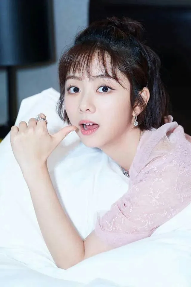 Góc chụp độc đáo, bộ ảnh gái Trung cute phong cách Góc chụp độc đáo, bộ ảnh gái Trung cute phong cách