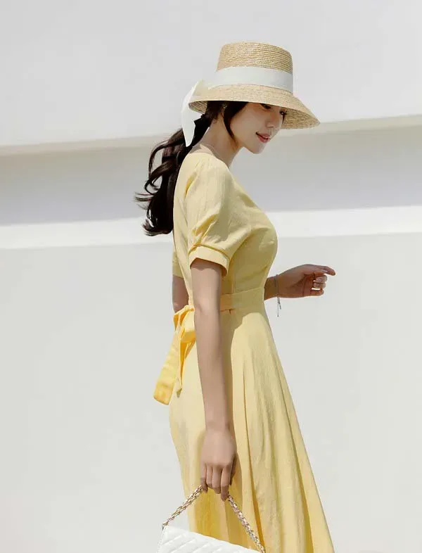 Gái văn phòng với nụ cười rạng ngời tại nơi làm việc Gái văn phòng với nụ cười rạng ngời tại nơi làm việc