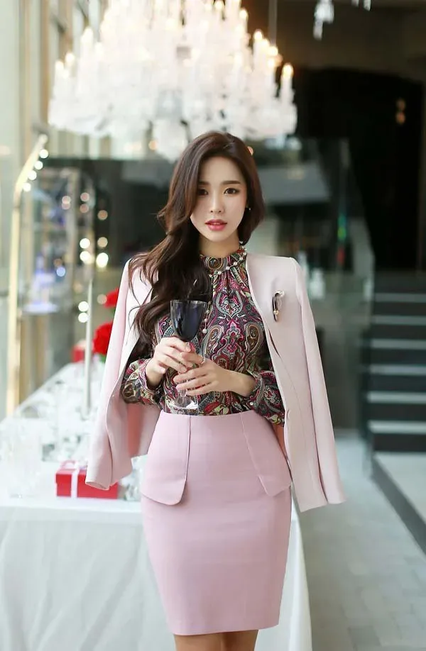 Gái văn phòng tràn đầy năng lượng trong những buổi họp sáng Gái văn phòng tràn đầy năng lượng trong những buổi họp sáng