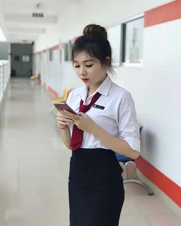 Vẻ đẹp đời thường của gái văn phòng trong trang phục tối giản Vẻ đẹp đời thường của gái văn phòng trong trang phục tối giản