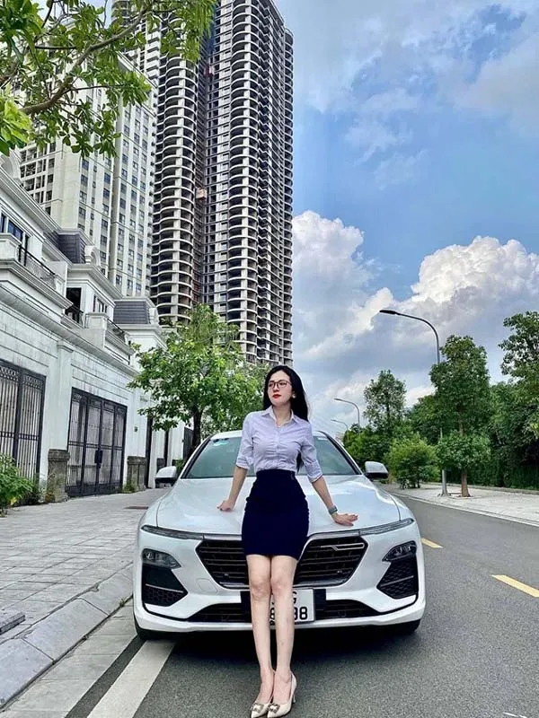 Gái văn phòng cuốn hút trong không gian làm việc mở Gái văn phòng cuốn hút trong không gian làm việc mở