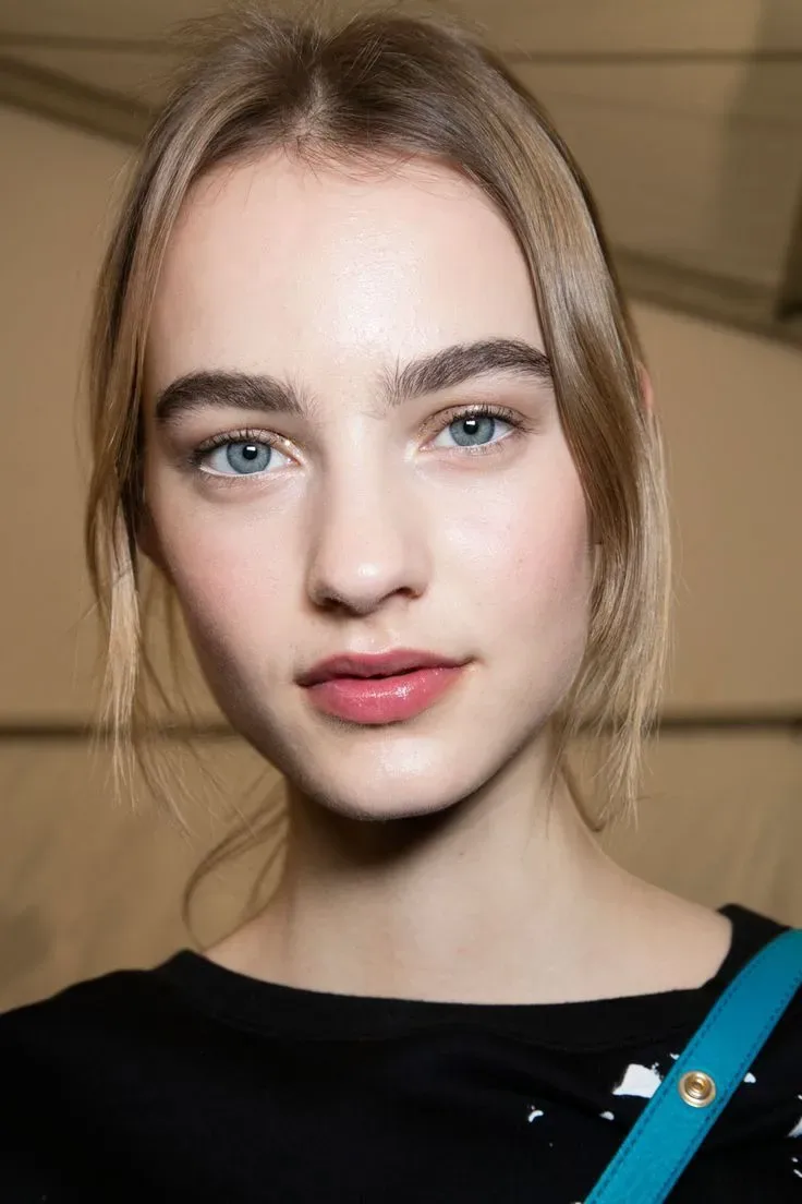 Khám phá vẻ đẹp tự nhiên của các cô gái xinh châu Âu Khám phá vẻ đẹp tự nhiên của các cô gái xinh châu Âu