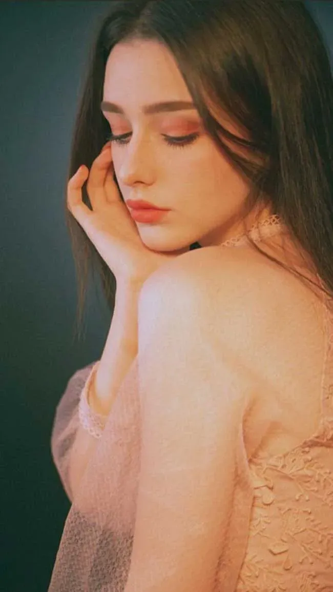 Hình ảnh gái xinh châu Âu mang phong cách chuẩn hoàng gia Hình ảnh gái xinh châu Âu mang phong cách chuẩn hoàng gia