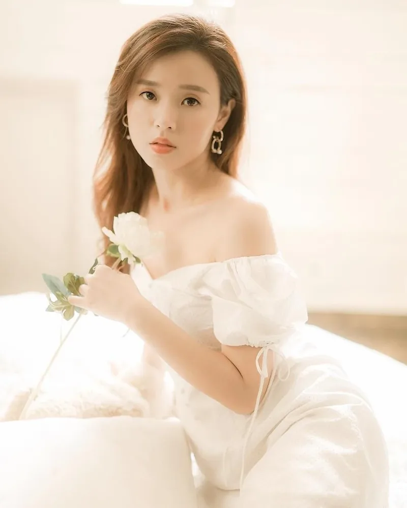 Gái xinh U30 sang trọng trong bộ trang phục thanh lịch Gái xinh U30 sang trọng trong bộ trang phục thanh lịch