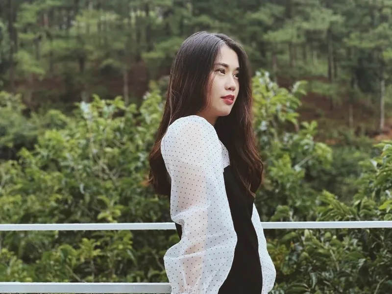 Ảnh gái xinh U30 tạo dáng chuyên nghiệp trong studio Ảnh gái xinh U30 tạo dáng chuyên nghiệp trong studio