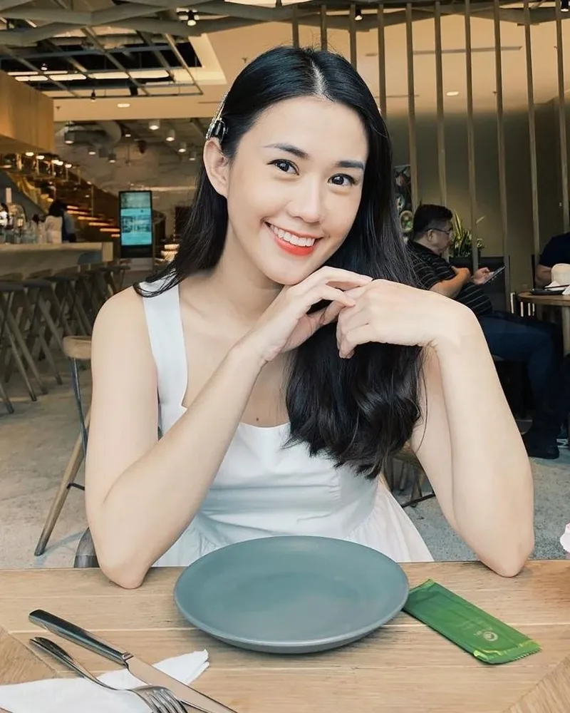 Ảnh gái xinh U30 trong không gian làm việc hiện đại Ảnh gái xinh U30 trong không gian làm việc hiện đại
