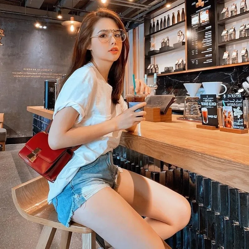 Ảnh gái xinh U30 đơn giản nhưng đầy phong cách Ảnh gái xinh U30 đơn giản nhưng đầy phong cách
