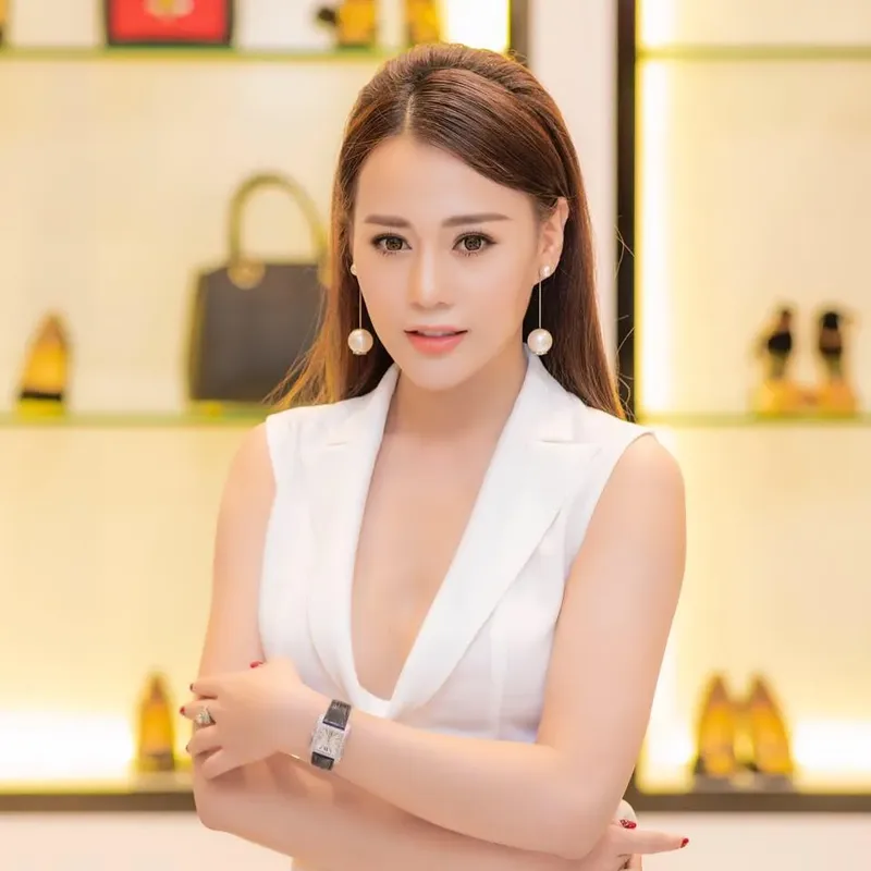 Gái xinh U30 chụp ảnh ngoài trời với ánh nắng nhẹ Gái xinh U30 chụp ảnh ngoài trời với ánh nắng nhẹ