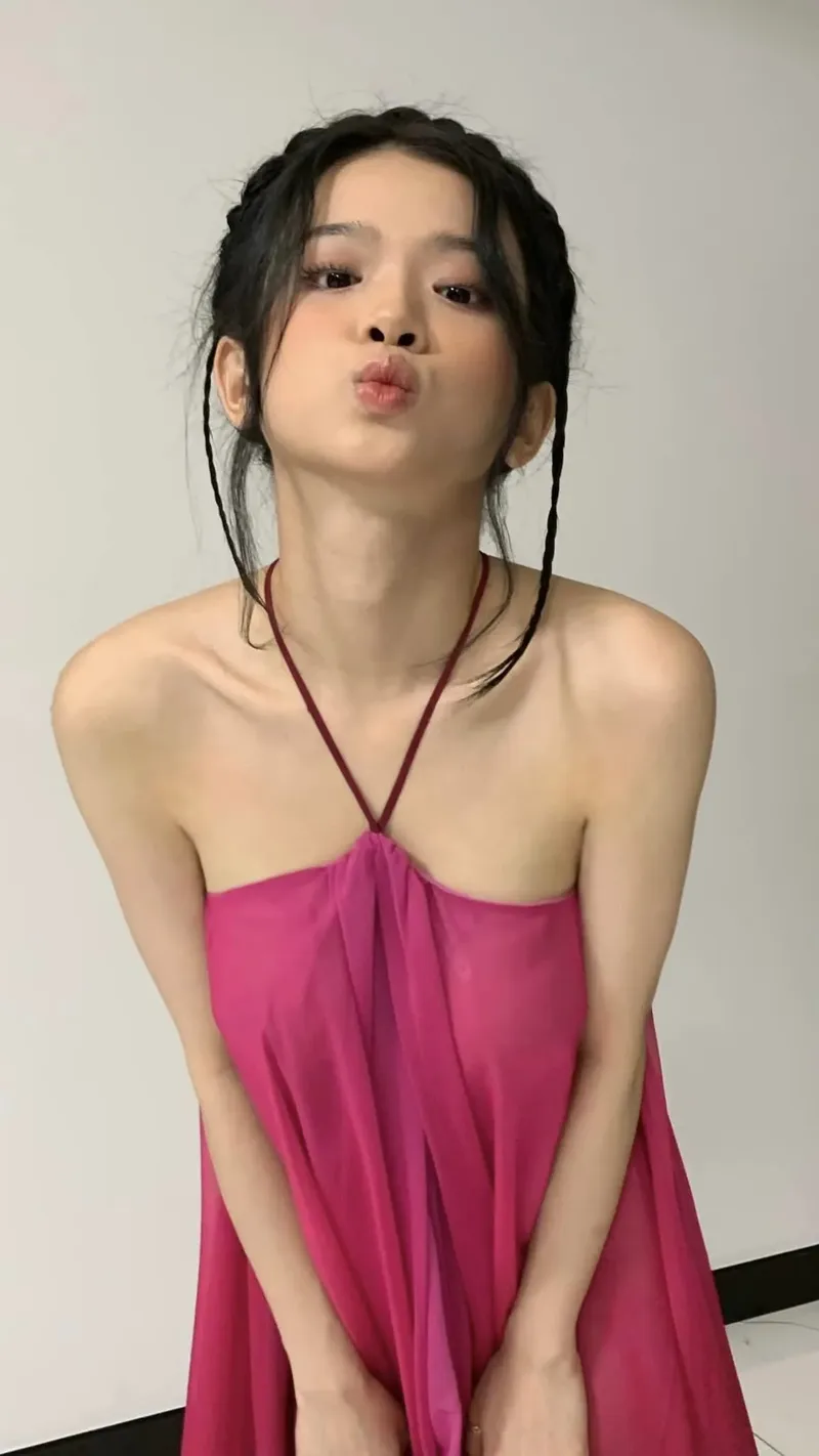 Gái xinh trong không gian mở, hoàn hảo cho ảnh nền 4K