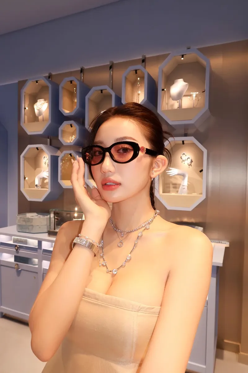 Gái xinh nổi bật trong ảnh nền 4K với áo dài truyền thống