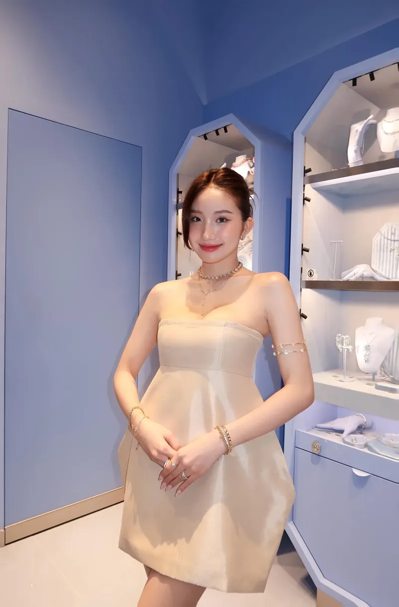 Gái xinh bên hồ nước, tạo nên ảnh nền máy tính 4K cuốn hút