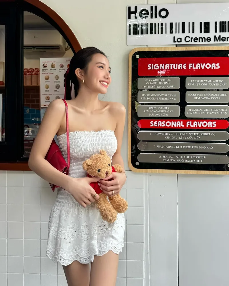Ảnh nền máy tính 4K gái xinh đứng bên bờ suối trong trẻo