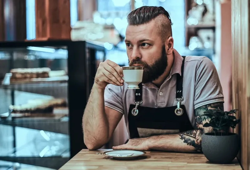 Trai đẹp ngồi uống cafe với không gian thoáng mát Trai đẹp ngồi uống cafe với không gian thoáng mát