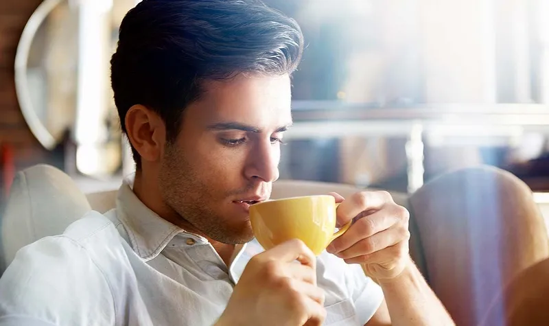 Trai đẹp ngồi uống cafe với nụ cười nhẹ Trai đẹp ngồi uống cafe với nụ cười nhẹ