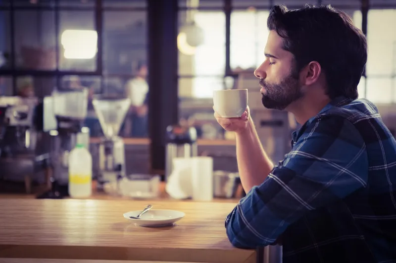 Trai đẹp ngồi uống cafe bên khung cửa sổ Trai đẹp ngồi uống cafe bên khung cửa sổ