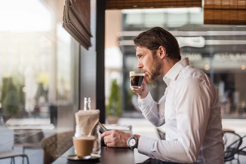 Ảnh trai đẹp ngồi uống cafe tại quán vintage Ảnh trai đẹp ngồi uống cafe tại quán vintage