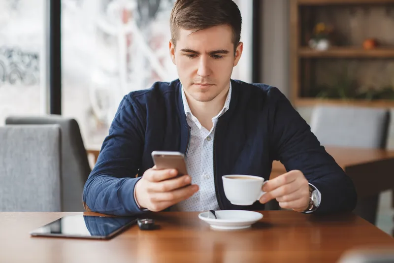 Trai đẹp ngồi uống cafe với ánh đèn vàng dịu Trai đẹp ngồi uống cafe với ánh đèn vàng dịu