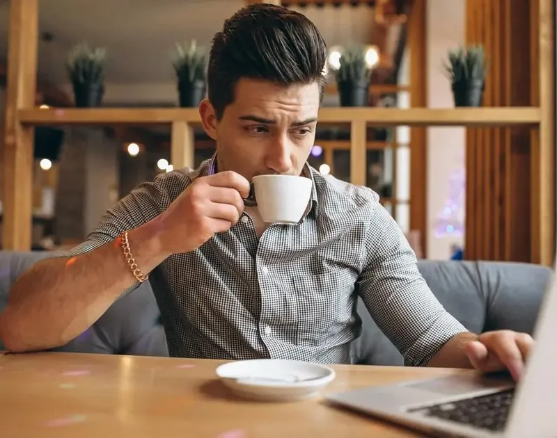 Ảnh trai đẹp ngồi uống cafe bên ly cafe nóng Ảnh trai đẹp ngồi uống cafe bên ly cafe nóng