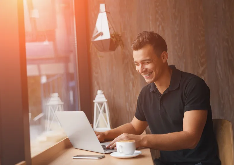 Trai đẹp ngồi uống cafe với biểu cảm suy tư Trai đẹp ngồi uống cafe với biểu cảm suy tư