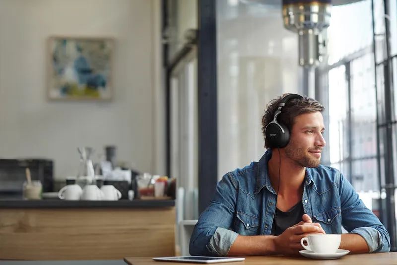 Ảnh trai đẹp ngồi uống cafe tại góc phố nhỏ Ảnh trai đẹp ngồi uống cafe tại góc phố nhỏ