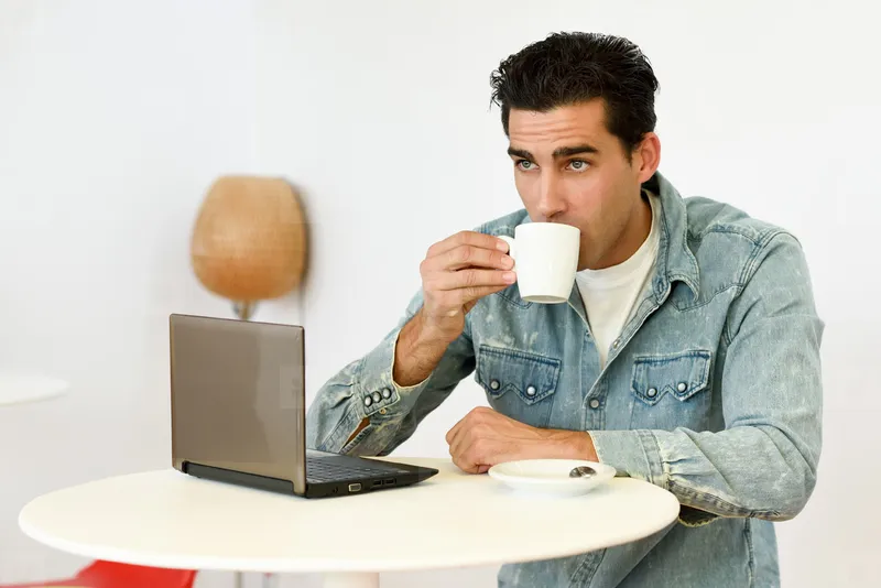 Trai đẹp ngồi uống cafe nhìn qua cửa sổ Trai đẹp ngồi uống cafe nhìn qua cửa sổ