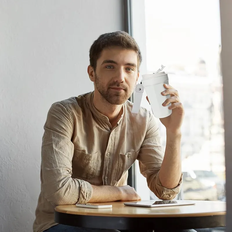 Trai đẹp ngồi uống cafe giữa không gian yên tĩnh Trai đẹp ngồi uống cafe giữa không gian yên tĩnh
