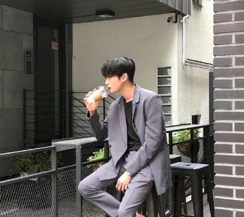 Ảnh trai đẹp ngồi uống cafe cùng bạn bè Ảnh trai đẹp ngồi uống cafe cùng bạn bè