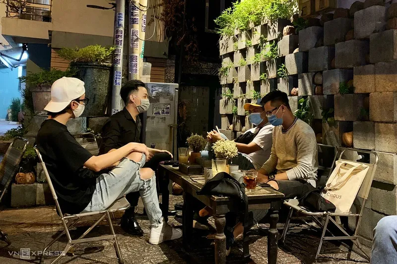 Trai đẹp ngồi uống cafe buổi sớm Trai đẹp ngồi uống cafe buổi sớm